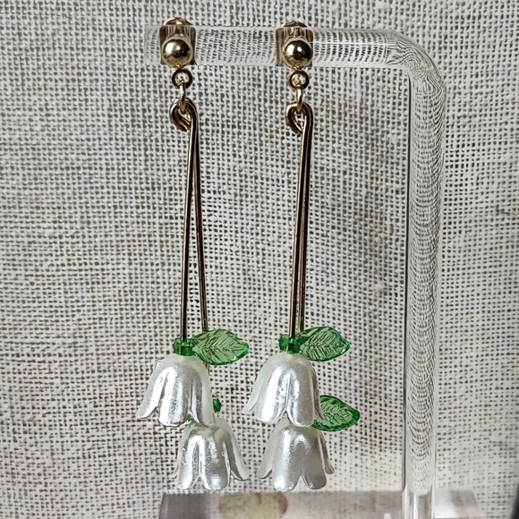 Lily of the Valley Flower Garden Plastic Gold Tone Pierced Earrings Brand New - Picture 4 of 15